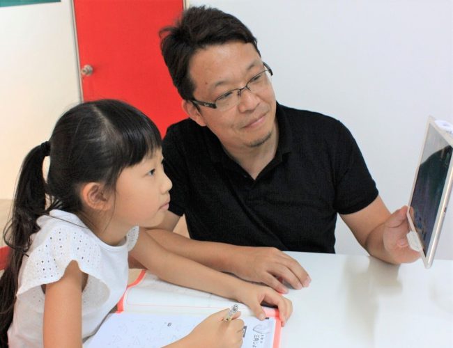 マレーシアで口コミ1番を目指す かわしま進学塾 クアラルンプール校 自立学習REDで学ぶ様子